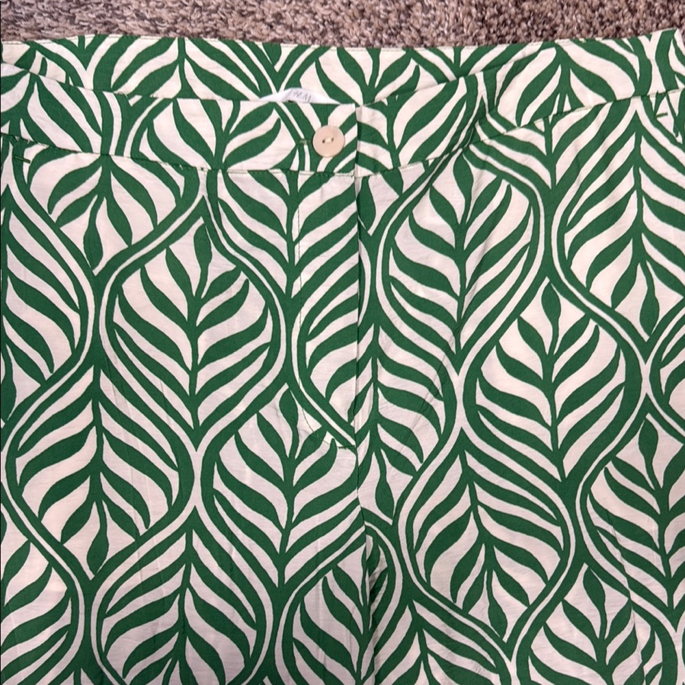 H&M Women’s Green Leaf Patterned Flowy Pants - Picture 4 of 4